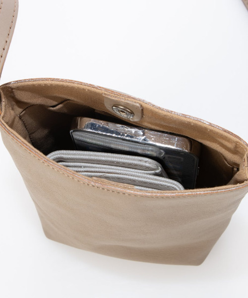 perche(ペルケ)の「【日本製】ペルケ perche / 牛革スムース・ケース付ポシェット(ショルダーバッグ・レディース・ブラック/グリーン/サックスブルー/ベージュ/シルバー・FREE)」の7枚目の写真