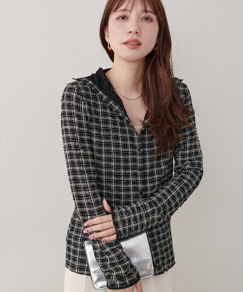 natural couture(ナチュラルクチュール)の「チェック柄シャーリングプルオーバー(Tシャツ/カットソー・レディース・オフホワイト/ブラック・FREE)」の2枚目の写真