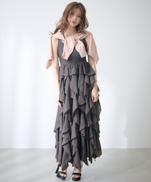 AND COUTURE(アンドクチュール)の「ボリュームラッフルフリルキャミワンピース(ワンピース・レディース・ブラック/ダークブラウン/ベージュ・FREE)」の4枚目の写真