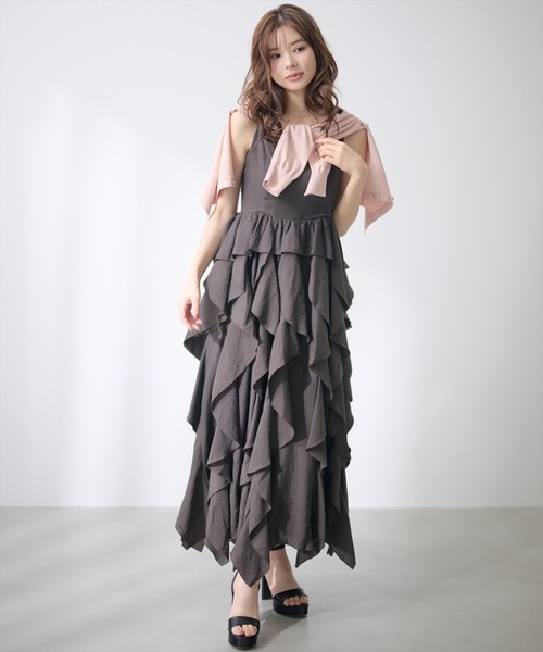 AND COUTURE(アンドクチュール)の「ボリュームラッフルフリルキャミワンピース(ワンピース・レディース・ブラック/ダークブラウン/ベージュ・FREE)」の5枚目の写真