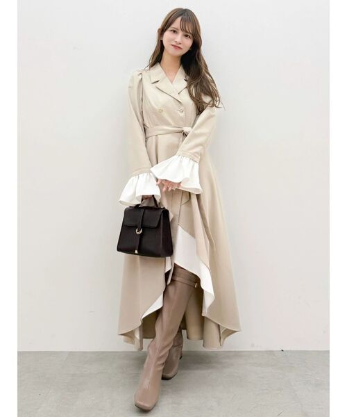 dazzlin(ダズリン)の「レイヤーラッフルトレンチワンピース(ワンピース・レディース・ベージュ/チャコールグレー・SMALL/MEDIUM)」の2枚目の写真