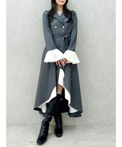 dazzlin(ダズリン)の「レイヤーラッフルトレンチワンピース(ワンピース・レディース・ベージュ/チャコールグレー・SMALL/MEDIUM)」の4枚目の写真