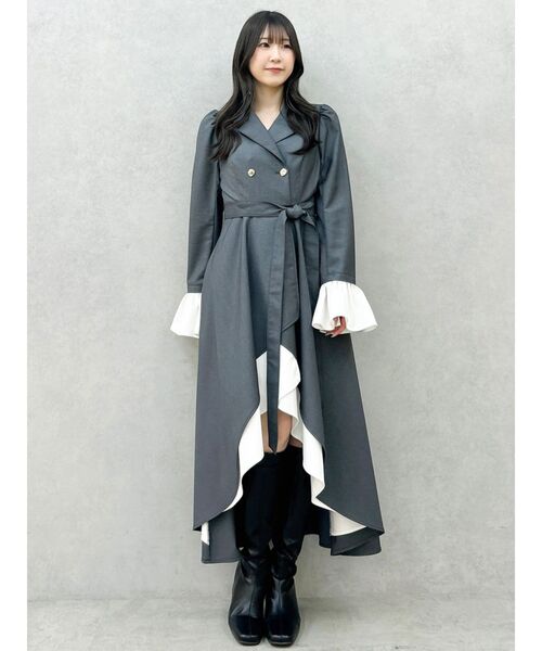 dazzlin(ダズリン)の「レイヤーラッフルトレンチワンピース(ワンピース・レディース・ベージュ/チャコールグレー・SMALL/MEDIUM)」の5枚目の写真