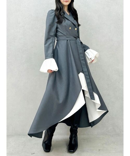 dazzlin(ダズリン)の「レイヤーラッフルトレンチワンピース(ワンピース・レディース・ベージュ/チャコールグレー・SMALL/MEDIUM)」の6枚目の写真