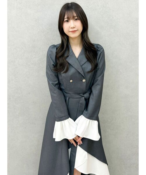 dazzlin(ダズリン)の「レイヤーラッフルトレンチワンピース(ワンピース・レディース・ベージュ/チャコールグレー・SMALL/MEDIUM)」の9枚目の写真