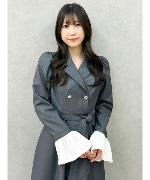 dazzlin(ダズリン)の「レイヤーラッフルトレンチワンピース(ワンピース・レディース・ベージュ/チャコールグレー・SMALL/MEDIUM)」の10枚目の写真