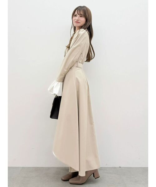 dazzlin(ダズリン)の「レイヤーラッフルトレンチワンピース(ワンピース・レディース・ベージュ/チャコールグレー・SMALL/MEDIUM)」の15枚目の写真