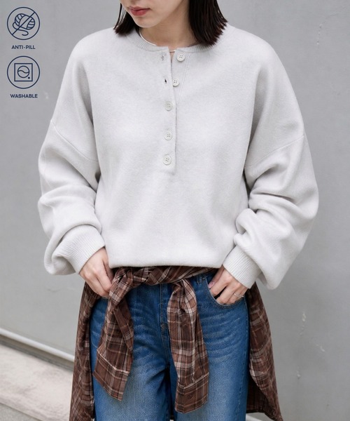 MONO-MART（モノマート）の「【anyway.シリーズ】【なめらかタッチ】ヘンリーネック スウェットライクニット プルオーバー（ニット/セーター・レディース・レッド/グレイッシュブルー/オートミール/ブラック/カーキオリーブ/杢グレー/ダークグレー/ナチュラル/ダークネイビー/イエロー/ダークブラウン・FREE）」の13枚目の写真