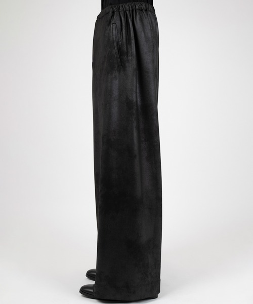 LAD MUSICIAN(ラッドミュージシャン)の「STRETCH FAUX LEATHER JERSEY WIDE TAPERED PANTS(スウェットパンツ・メンズ・ブラック・46/44/42)」の3枚目の写真