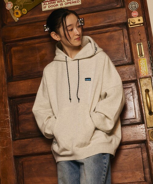 KAVU（カブー）の「KAVU/カブー 限定展開 KAVU×FREAK'S STORE / カブ― 別注 ネーム付き パーカー（スウェット・メンズ・グレイッシュベージュ/ネイビー/ブラック/アッシュグレー・LARGE/SMALL/MEDIUM）」の3枚目の写真