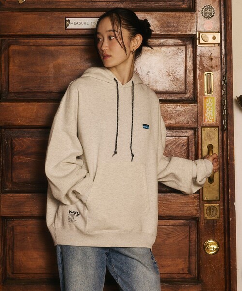 KAVU（カブー）の「KAVU/カブー 限定展開 KAVU×FREAK'S STORE / カブ― 別注 ネーム付き パーカー（スウェット・メンズ・グレイッシュベージュ/ネイビー/ブラック/アッシュグレー・LARGE/SMALL/MEDIUM）」の17枚目の写真