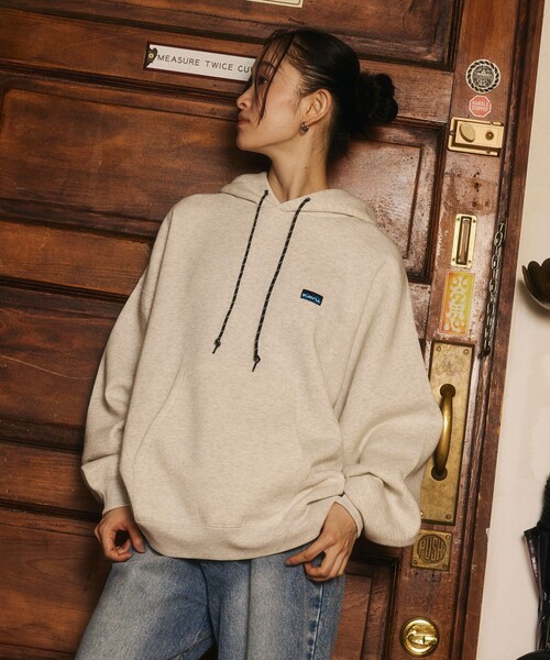 KAVU（カブー）の「KAVU/カブー 限定展開 KAVU×FREAK'S STORE / カブ― 別注 ネーム付き パーカー（スウェット・メンズ・グレイッシュベージュ/ネイビー/ブラック/アッシュグレー・LARGE/SMALL/MEDIUM）」の19枚目の写真