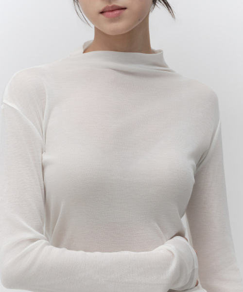 MUSINSA STANDARD WOMAN（ムシンサスタンダードウーマン）の「ウィメンズシアウールテンセルタートルネック長袖Tシャツ[アイボリー]（Tシャツ/カットソー・レディース・その他・MEDIUM/LARGE/X-SMALL/SMALL）」の2枚目の写真
