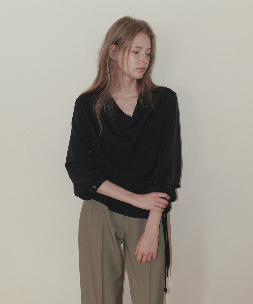 TWEE(トゥウィー)の「ペンディル アシンメトリー ボタンピンタック ワイドロングスラックス(スラックス・レディース・チャコールグレー/ブラック/ベージュ・SMALL/MEDIUM/LARGE)」の9枚目の写真