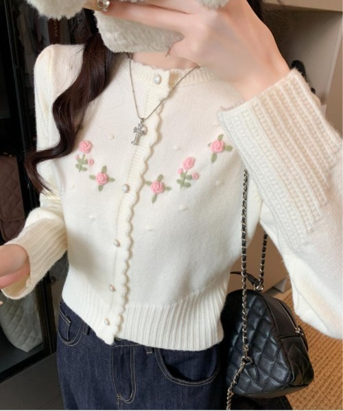 &soiree(アンドソワレ)の「スカラップフラワーモチーフ付きパフスリーブニットカーディガン(カーディガン/ボレロ・レディース・イエロー/ブルー/グレー/ホワイト・FREE)」の5枚目の写真