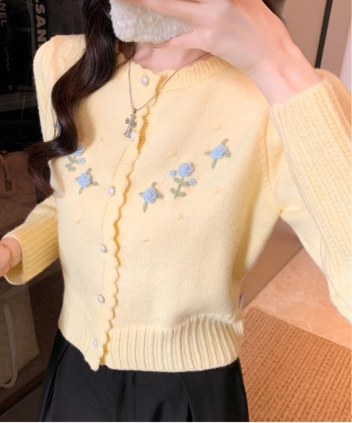 &soiree(アンドソワレ)の「スカラップフラワーモチーフ付きパフスリーブニットカーディガン(カーディガン/ボレロ・レディース・イエロー/ブルー/グレー/ホワイト・FREE)」の10枚目の写真