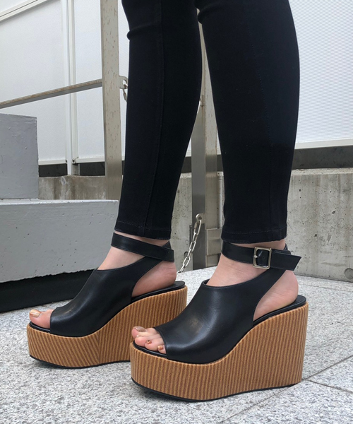 ENVYM（アンビー）の「ＳＴＡＣＫ ＷＥＤＧＥ ＳＡＮＤＡＬ（サンダル・レディース・ブラック・22.5㎝/23.5㎝/24.5㎝）」の2枚目の写真
