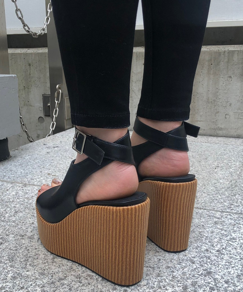 ENVYM（アンビー）の「ＳＴＡＣＫ ＷＥＤＧＥ ＳＡＮＤＡＬ（サンダル・レディース・ブラック・22.5㎝/23.5㎝/24.5㎝）」の3枚目の写真