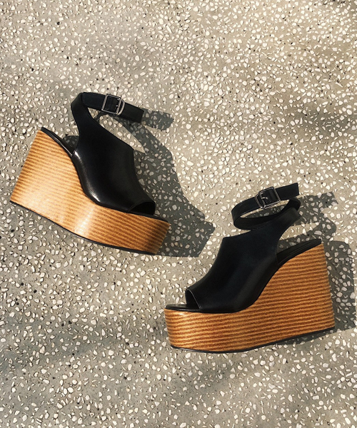 ENVYM（アンビー）の「ＳＴＡＣＫ ＷＥＤＧＥ ＳＡＮＤＡＬ（サンダル・レディース・ブラック・22.5㎝/23.5㎝/24.5㎝）」の6枚目の写真