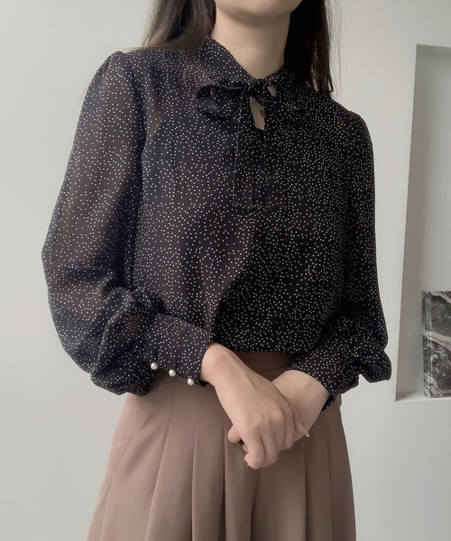 Leja（レジャ）の「ドットリボン2WAYボリュームスリーブブラウス（Tシャツ/カットソー・レディース・ブラウン/ブラック・FREE）」の2枚目の写真