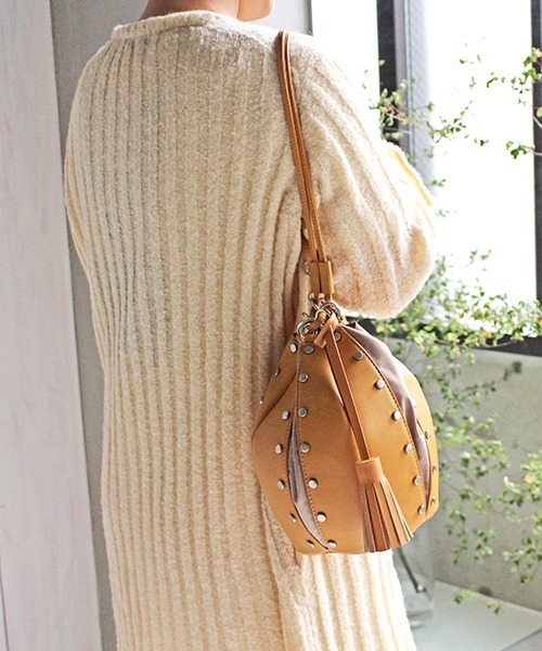 Casselini（キャセリーニ）の「Casselini(キャセリーニ)スタッズ巾着（ショルダーバッグ・レディース・ブラック/ベージュ/パイソン・FREE）」の3枚目の写真