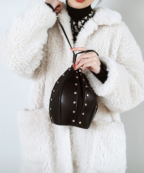 Casselini（キャセリーニ）の「Casselini(キャセリーニ)スタッズ巾着（ショルダーバッグ・レディース・ブラック/ベージュ/パイソン・FREE）」の2枚目の写真