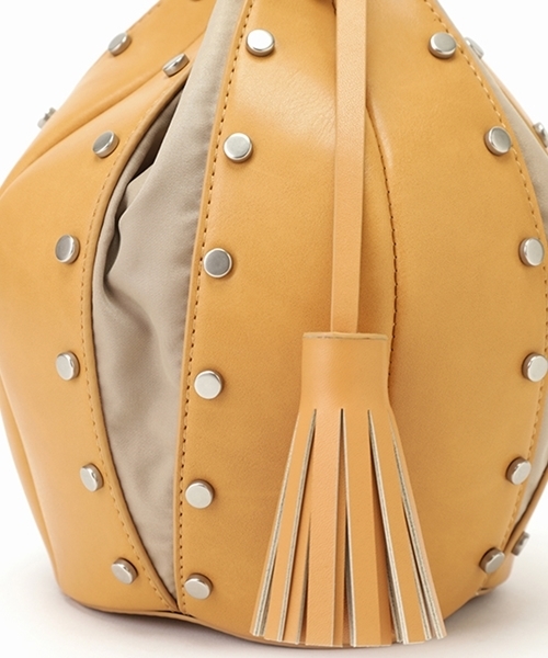 Casselini（キャセリーニ）の「Casselini(キャセリーニ)スタッズ巾着（ショルダーバッグ・レディース・ブラック/ベージュ/パイソン・FREE）」の9枚目の写真