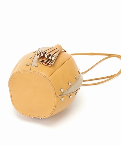 Casselini（キャセリーニ）の「Casselini(キャセリーニ)スタッズ巾着（ショルダーバッグ・レディース・ブラック/ベージュ/パイソン・FREE）」の8枚目の写真