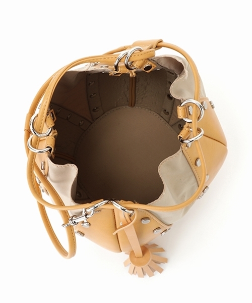 Casselini（キャセリーニ）の「Casselini(キャセリーニ)スタッズ巾着（ショルダーバッグ・レディース・ブラック/ベージュ/パイソン・FREE）」の11枚目の写真