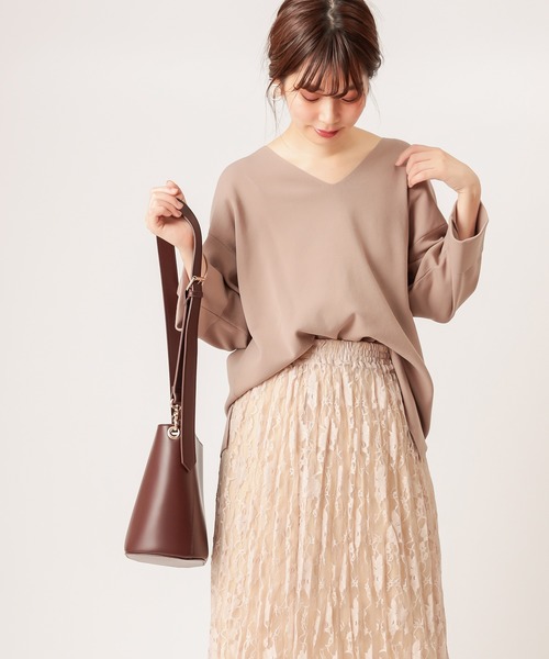 natural couture（ナチュラルクチュール）の「フワ軽スポンジヤーンストレートスリーブニット（ニット/セーター・レディース・ベージュ/カーキ/アイボリー/ラベンダー・FREE）」の2枚目の写真