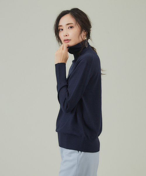 qualite（カリテ）の「ハイゲージウールタートルニット（ニット/セーター・レディース・ネイビー/ブルー/ベージュ/イエロー・フリー）」の3枚目の写真