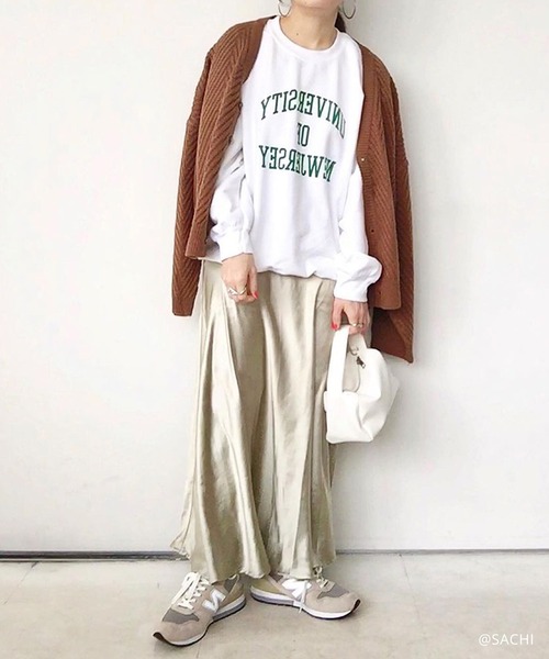 andme（アンドミー）の「サテンマーメイドフレアスカート（スカート・レディース・ブラック/ブルー/アイボリー/グレー系その他/テラコッタ/ライトブルー/ピンク/ライトグリーン/ダークグリーン/ブラウン/イエロー/カーキ・M/L）」の8枚目の写真