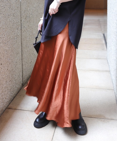 andme（アンドミー）の「サテンマーメイドフレアスカート（スカート・レディース・ブラック/ブルー/アイボリー/グレー系その他/テラコッタ/ライトブルー/ピンク/ライトグリーン/ダークグリーン/ブラウン/イエロー/カーキ・M/L）」の5枚目の写真