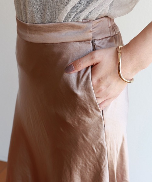 andme（アンドミー）の「サテンマーメイドフレアスカート（スカート・レディース・ブラック/ブルー/アイボリー/グレー系その他/テラコッタ/ライトブルー/ピンク/ライトグリーン/ダークグリーン/ブラウン/イエロー/カーキ・M/L）」の14枚目の写真