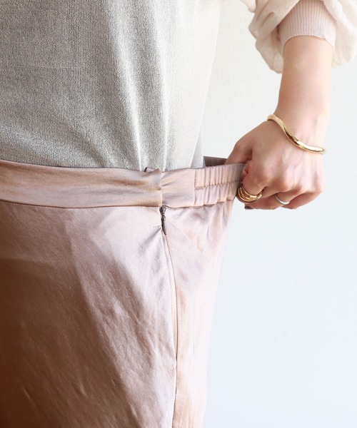 andme（アンドミー）の「サテンマーメイドフレアスカート（スカート・レディース・ブラック/ブルー/アイボリー/グレー系その他/テラコッタ/ライトブルー/ピンク/ライトグリーン/ダークグリーン/ブラウン/イエロー/カーキ・M/L）」の15枚目の写真