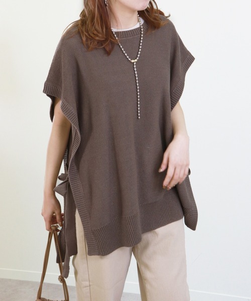 Monocoro toppi(モノコロトッピ)の「サイドリボン オーバーサイズ ニットベスト(ベスト・レディース・チャコールグレー/グレイッシュベージュ/モカ/ブラック/ブルー・M)」の1枚目の写真