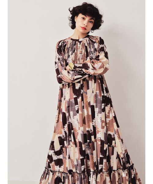 Ray BEAMS（レイビームス）の「RBS / プリント シャーリング ワンピース（ワンピース・レディース・イエロー系その他5/ダークブラウン・ONE SIZE）」の3枚目の写真