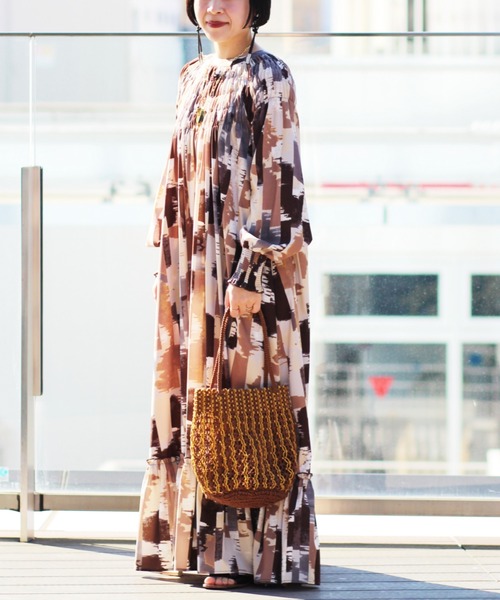 Ray BEAMS（レイビームス）の「RBS / プリント シャーリング ワンピース（ワンピース・レディース・イエロー系その他5/ダークブラウン・ONE SIZE）」の17枚目の写真