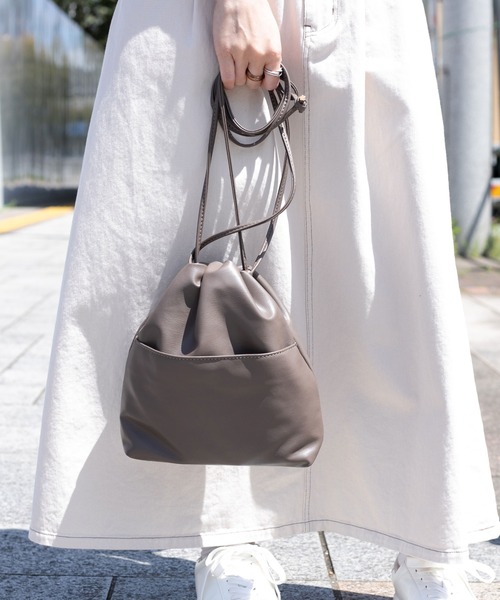 PairPair(ペアペア)の「フェイクレザー巾着バッグ(ショルダーバッグ・レディース・ベージュ/モカ/ブラック・FREE)」の3枚目の写真