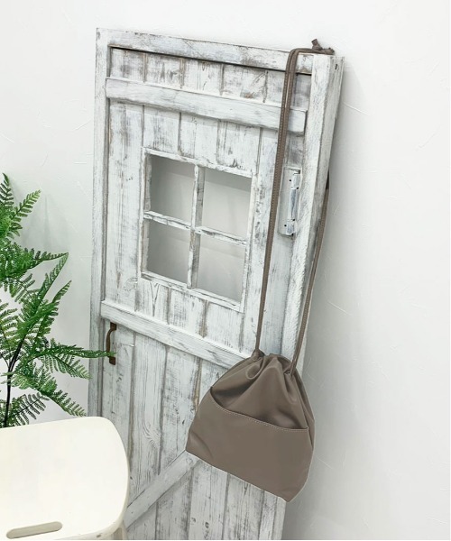 PairPair(ペアペア)の「フェイクレザー巾着バッグ(ショルダーバッグ・レディース・ベージュ/モカ/ブラック・FREE)」の7枚目の写真