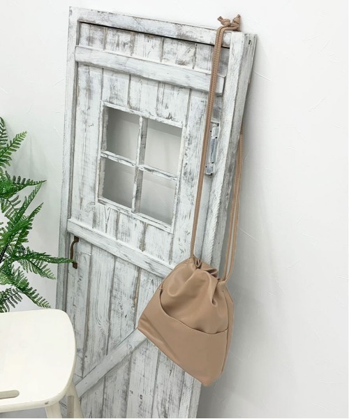 PairPair(ペアペア)の「フェイクレザー巾着バッグ(ショルダーバッグ・レディース・ベージュ/モカ/ブラック・FREE)」の8枚目の写真