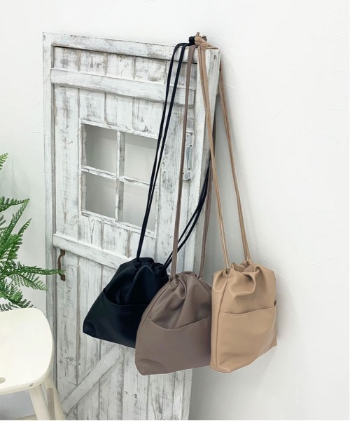 PairPair(ペアペア)の「フェイクレザー巾着バッグ(ショルダーバッグ・レディース・ベージュ/モカ/ブラック・FREE)」の5枚目の写真