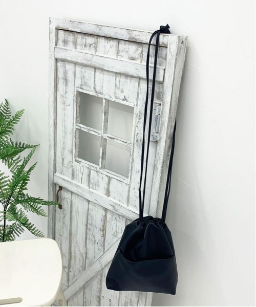 PairPair(ペアペア)の「フェイクレザー巾着バッグ(ショルダーバッグ・レディース・ベージュ/モカ/ブラック・FREE)」の6枚目の写真