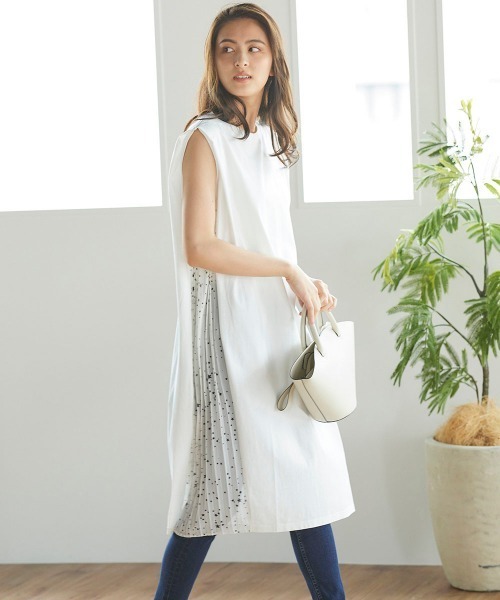 LIPSTAR（リップスター）の「【WEB別注】星柄シフォンサイドプリーツノースリーブワンピース（ワンピース・レディース・ブラック/オフホワイト/キャメル・M）」の2枚目の写真