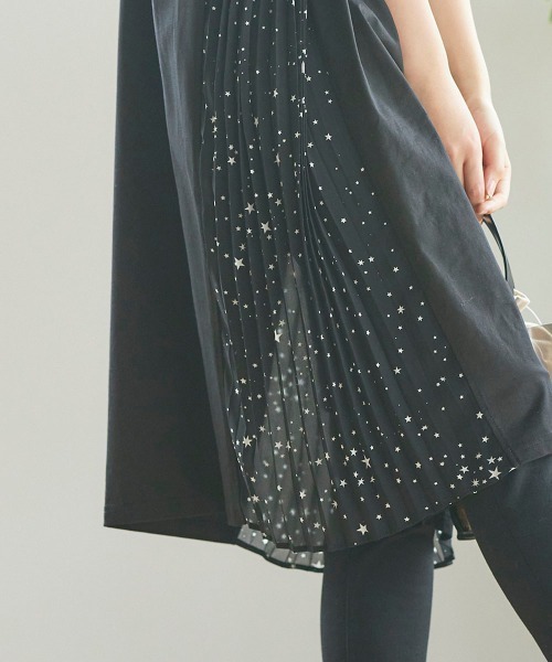 LIPSTAR（リップスター）の「【WEB別注】星柄シフォンサイドプリーツノースリーブワンピース（ワンピース・レディース・ブラック/オフホワイト/キャメル・M）」の4枚目の写真