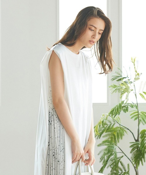 LIPSTAR（リップスター）の「【WEB別注】星柄シフォンサイドプリーツノースリーブワンピース（ワンピース・レディース・ブラック/オフホワイト/キャメル・M）」の13枚目の写真