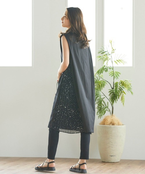 LIPSTAR（リップスター）の「【WEB別注】星柄シフォンサイドプリーツノースリーブワンピース（ワンピース・レディース・ブラック/オフホワイト/キャメル・M）」の7枚目の写真