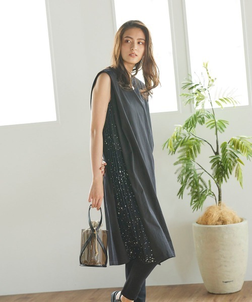 LIPSTAR（リップスター）の「【WEB別注】星柄シフォンサイドプリーツノースリーブワンピース（ワンピース・レディース・ブラック/オフホワイト/キャメル・M）」の5枚目の写真