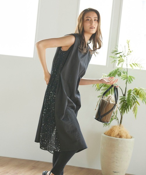 LIPSTAR（リップスター）の「【WEB別注】星柄シフォンサイドプリーツノースリーブワンピース（ワンピース・レディース・ブラック/オフホワイト/キャメル・M）」の12枚目の写真