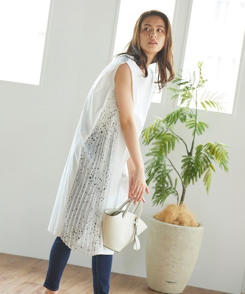 LIPSTAR（リップスター）の「【WEB別注】星柄シフォンサイドプリーツノースリーブワンピース（ワンピース・レディース・ブラック/オフホワイト/キャメル・M）」の10枚目の写真